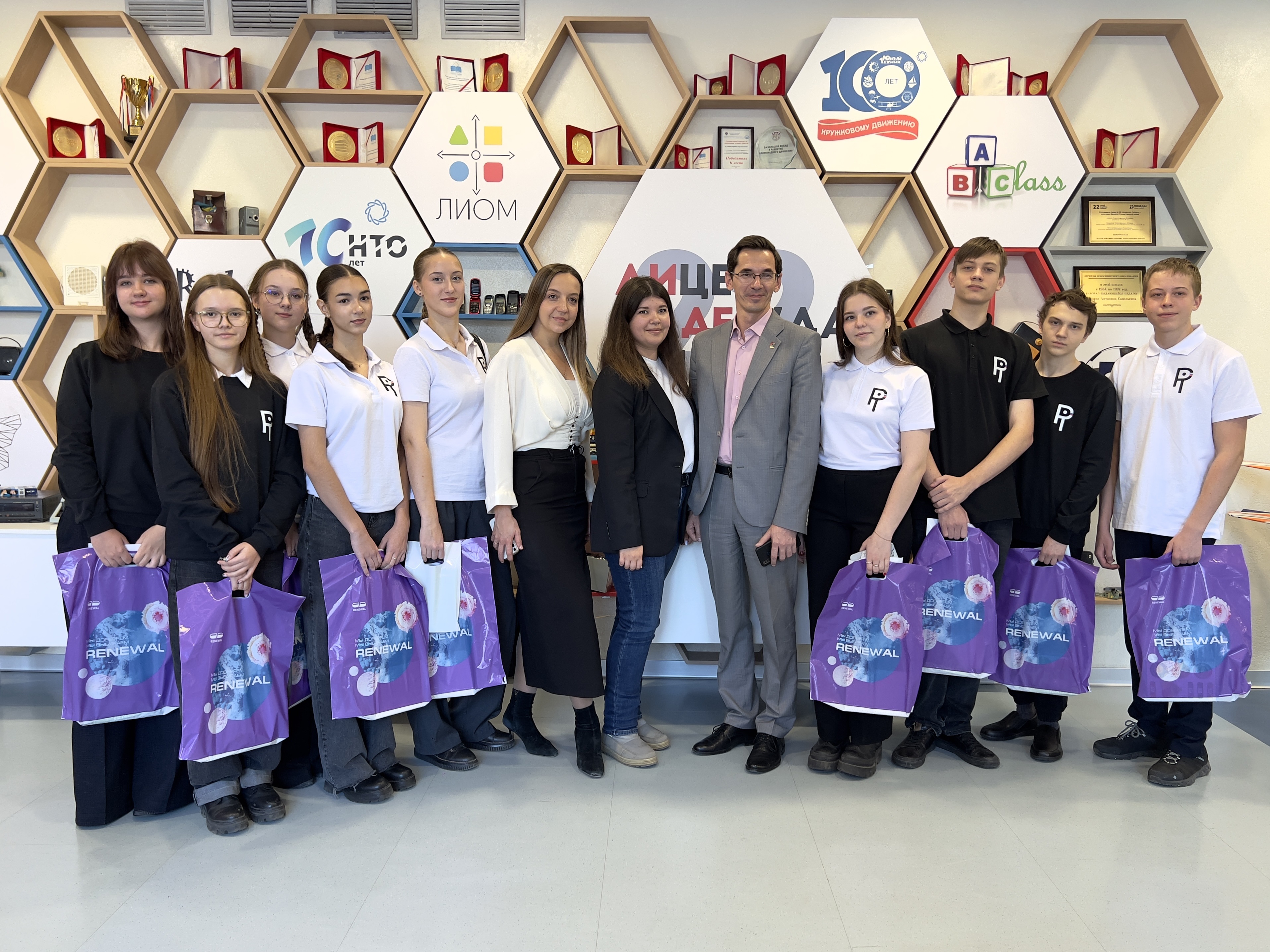 Renewal выступила индустриальным партнером образовательного проекта для старшеклассников